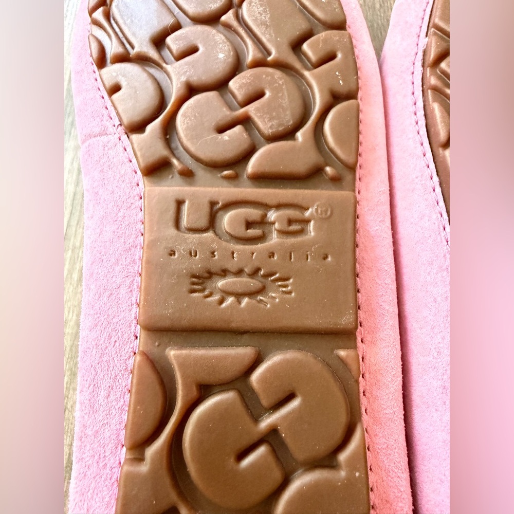 UGG NEW Pink Suede Moccasin Slippers with Cream Shearling size women’s 6 - Picture 5 of 9